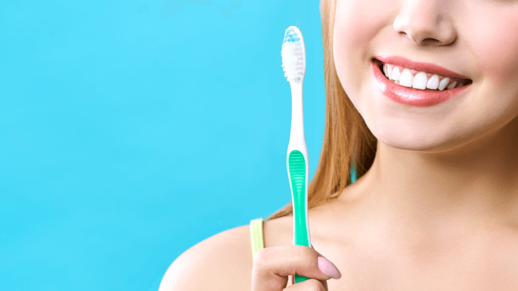 Χαμογελαστή κοπέλα με οδοντόβουρτσα